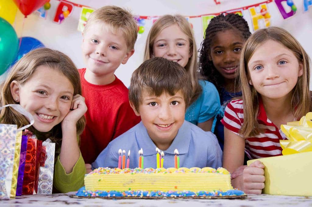 Enfants autour d'un gâteau d'anniversaire