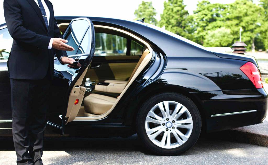 Chauffeurs ouvrant la portière de la voiture