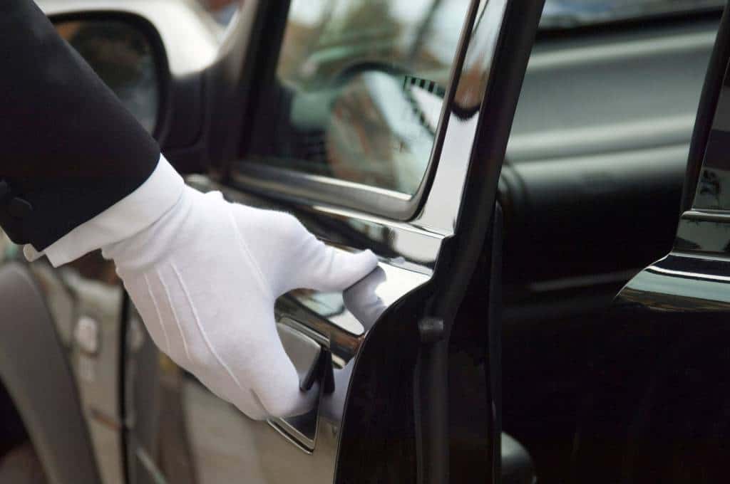 Chauffeur ouvrant la portière